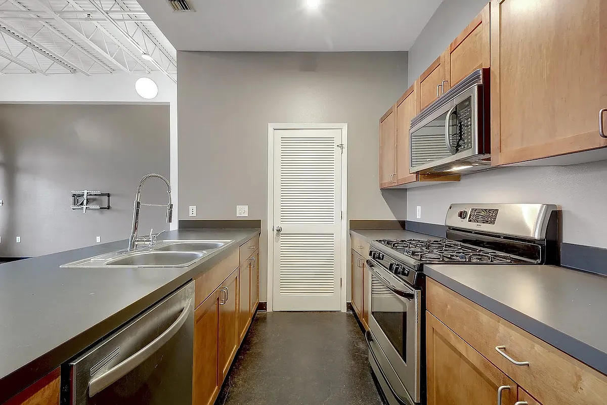Building Photo - 2401 E 6th St #3041