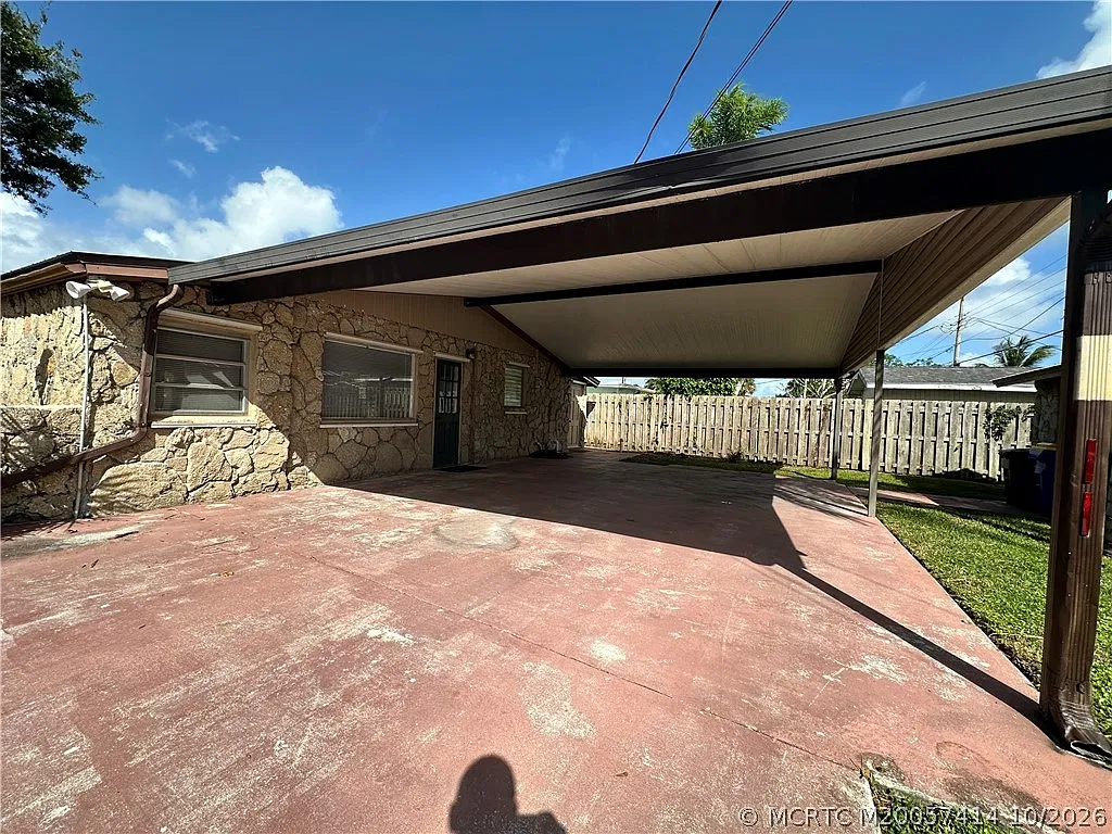 3 bed, 1.0 bath, 1300 sqft, $2,400 — Photo 3