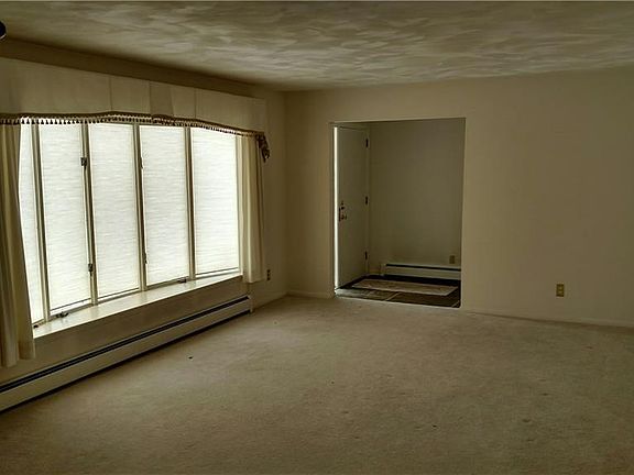 4th image of 2060 Hillcrest Ave