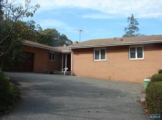 16 Gionti Pl, North Haledon, NJ 07508