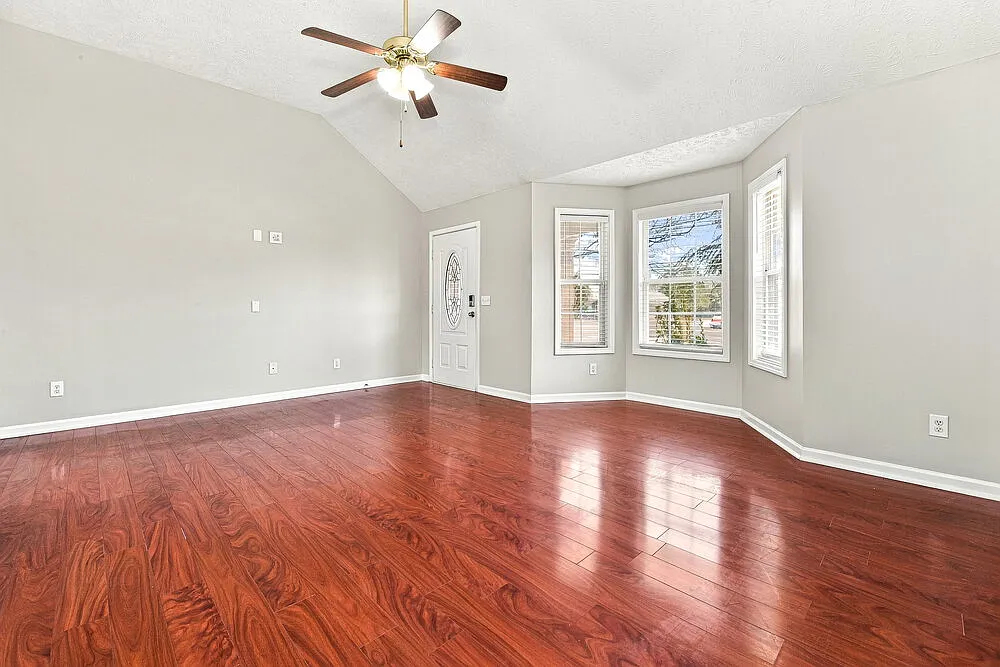 3 bed, 2.0 bath, 1382 sqft, $2,015 — Photo 4
