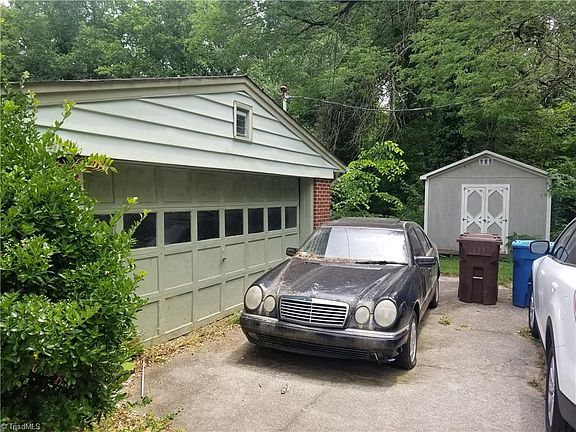 3rd image of 300 & 304 Debanne Rd