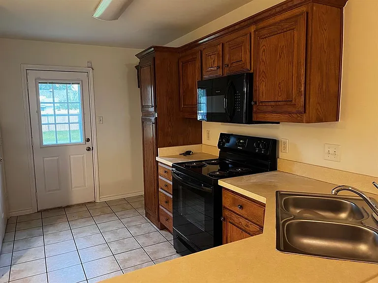 315 College Ave — Photo 8