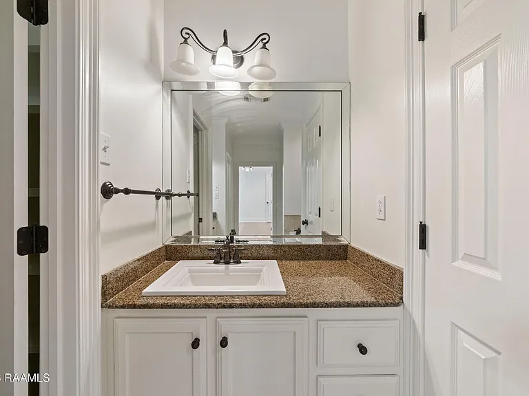 100 Shumard Dr — Photo 33