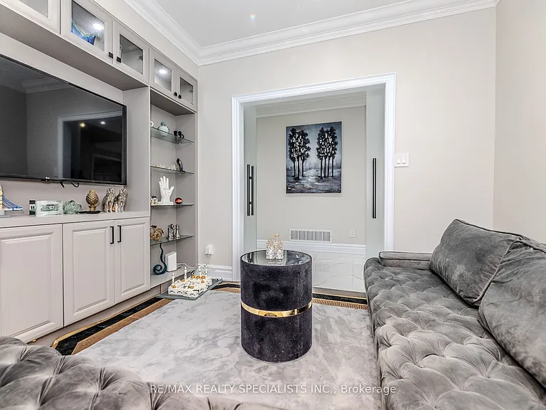 121 Boxwood Cres — Photo 15
