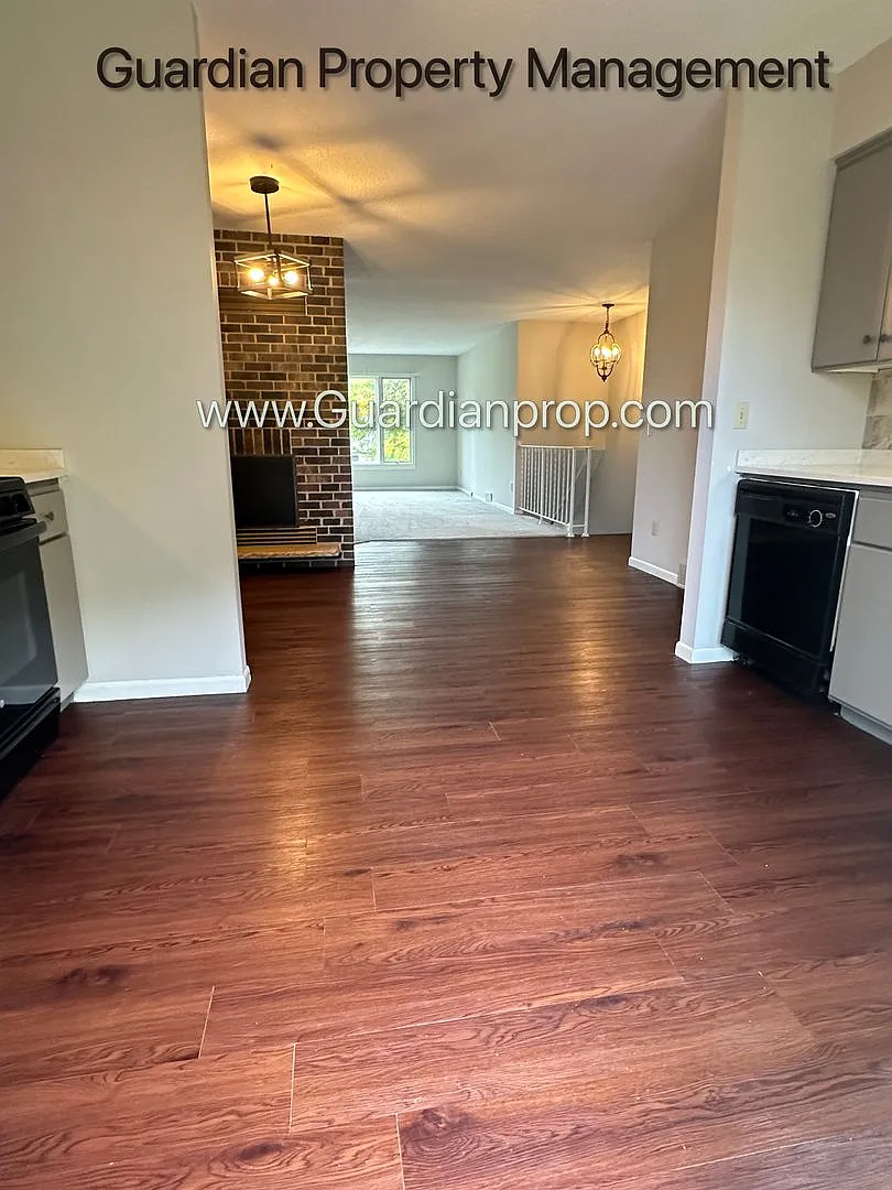 Maple Grove Twin Home, Recently Updated, Dishwasher, Deck, W/D, 1 Car Garage Available Now — Photo 2