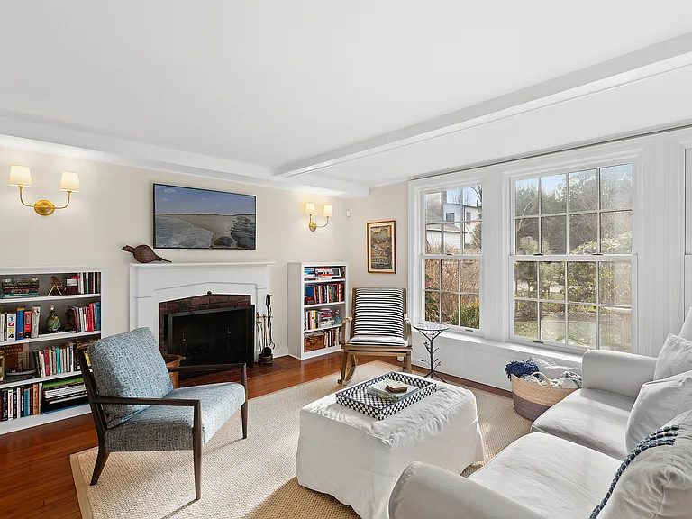 393 Hill St — Photo 3
