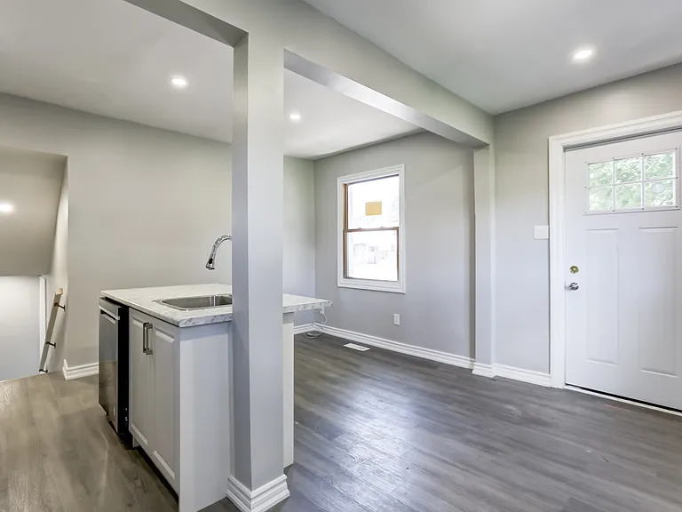 138 Memorial Ave #A — Photo 2