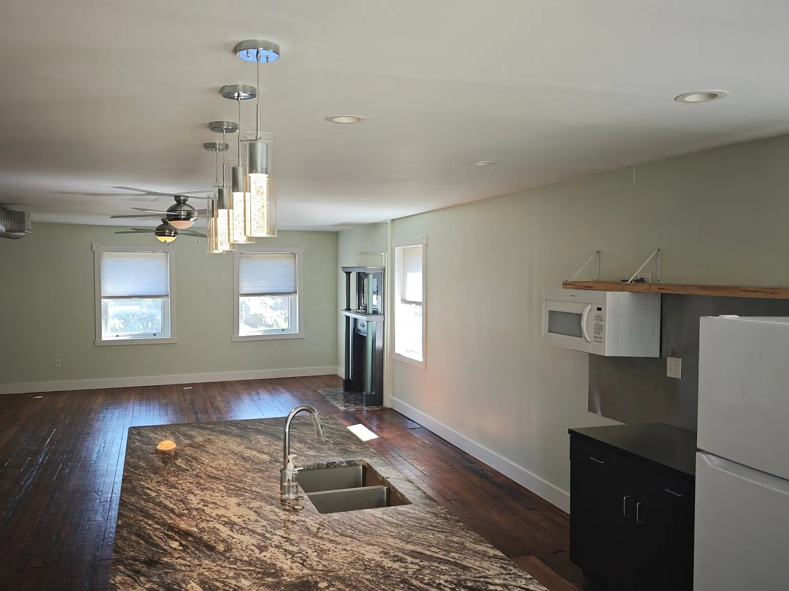 Linwood House, where Columbia Tusculum meets Linwood, entire penthouse with private roof deck. — Photo 2