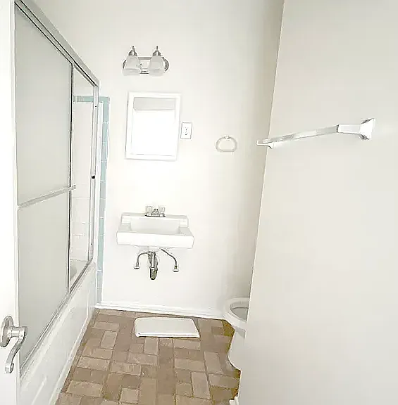 889 N Laurel Ave #10 — Photo 3
