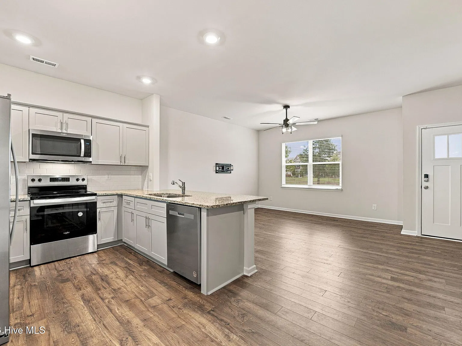 3 bed, 2.5 bath, $1,950 — Photo 2