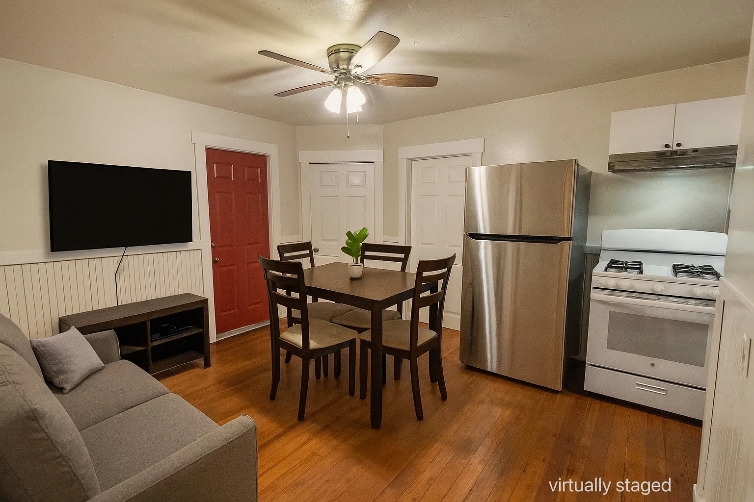 3 bed, 900 sqft, $1,890 — Photo 1