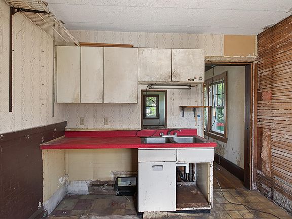 4th image of 4415 Queen Ave N