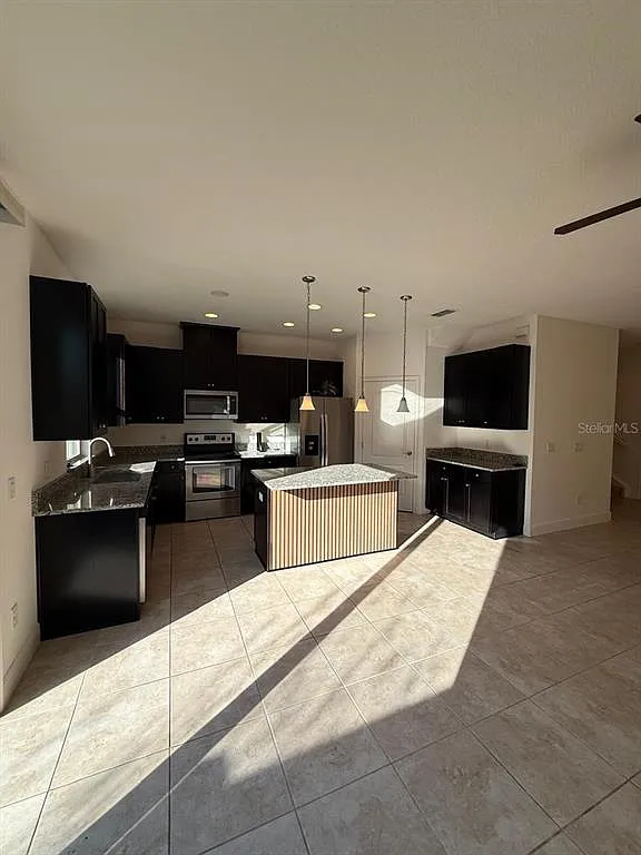 3 bed, 2.5 bath, 1353 sqft, $2,500 — Photo 4