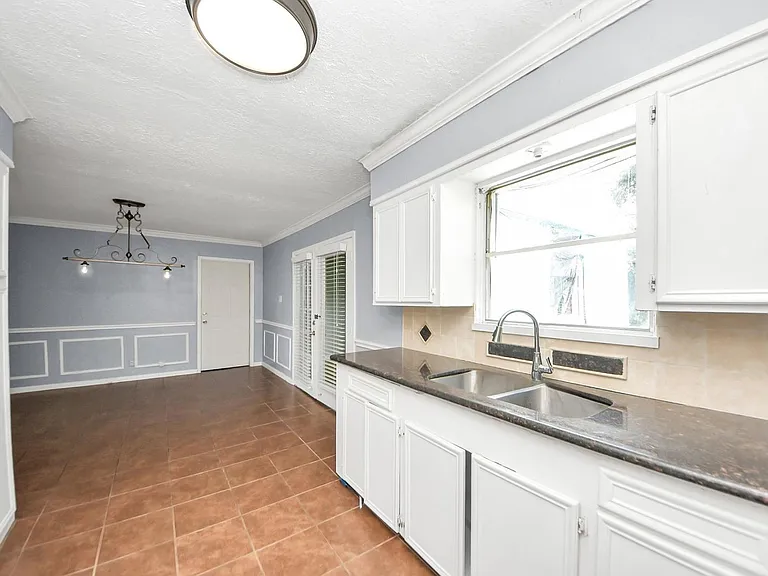 2513 Leslie St — Photo 16
