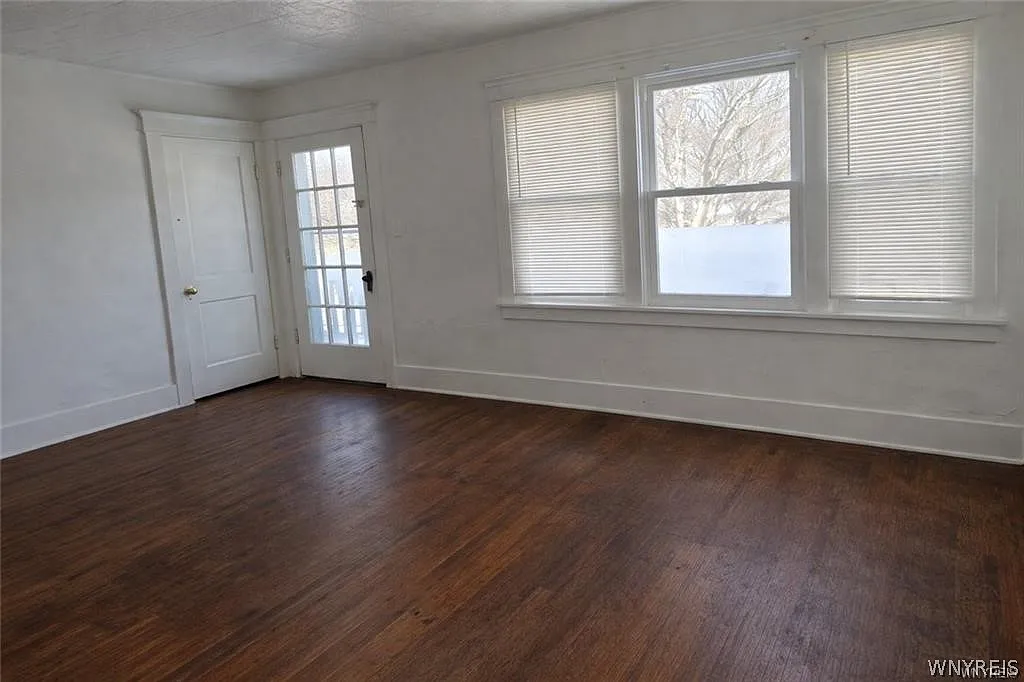 4 bed, 1.5 bath, 2560 sqft, $1,750 — Photo 4