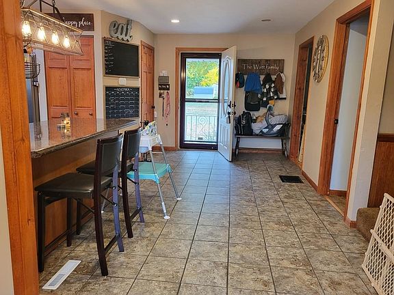 3rd image of 206 Belden St