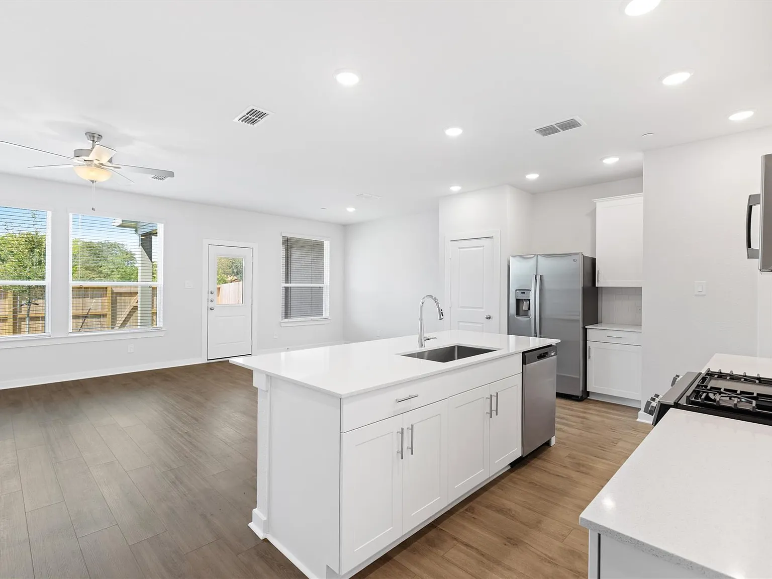 3 bed, 2.5 bath, 1868 sqft, $2,975 — Photo 4
