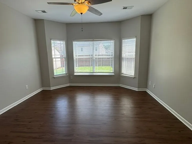208 Riverdale Rd — Photo 6
