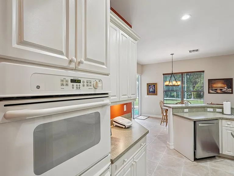 2621 Golden Gate Blvd W — Photo 17
