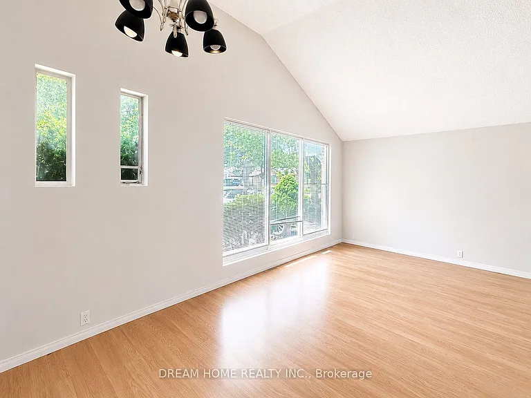 26 Arlene Cres #MAIN FLOOR — Photo 3