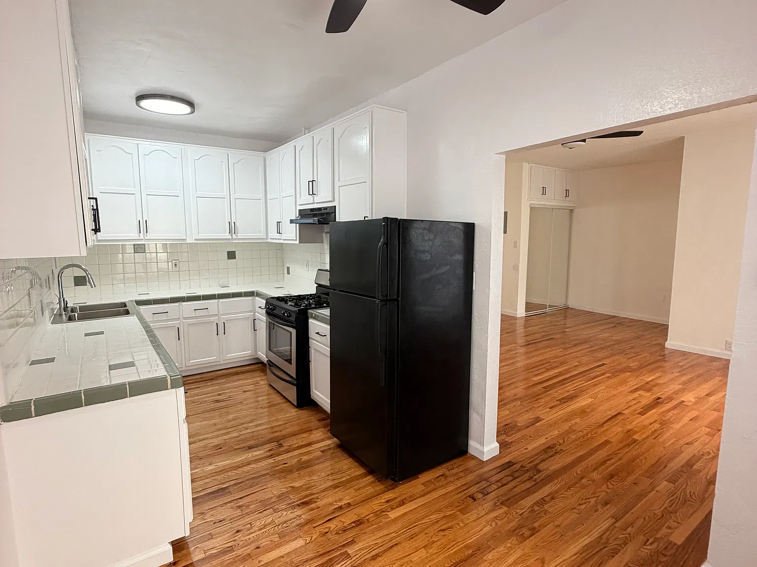1422 N Kingsley Dr — Photo 2