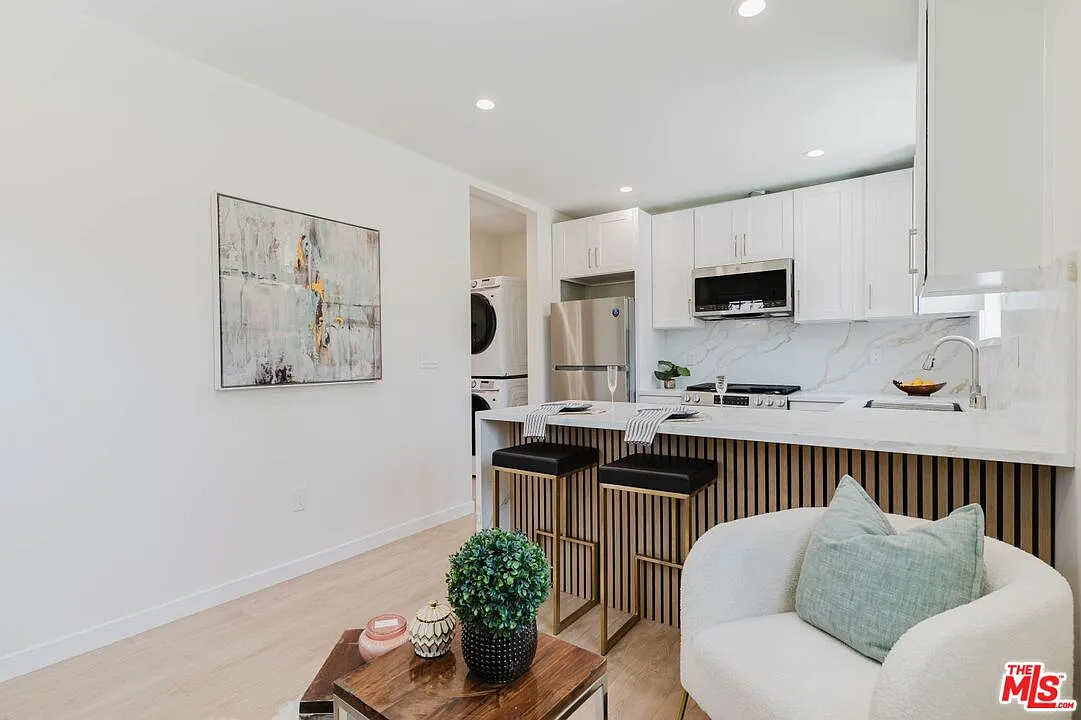1 bed, 1.0 bath, 370 sqft, $1,900 — Photo 3