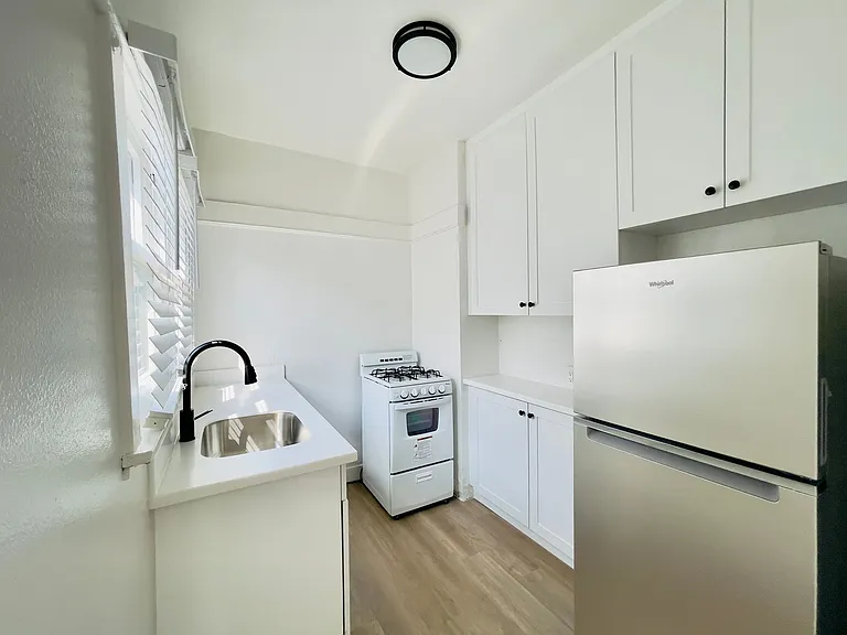 237 E 9th St — Photo 16