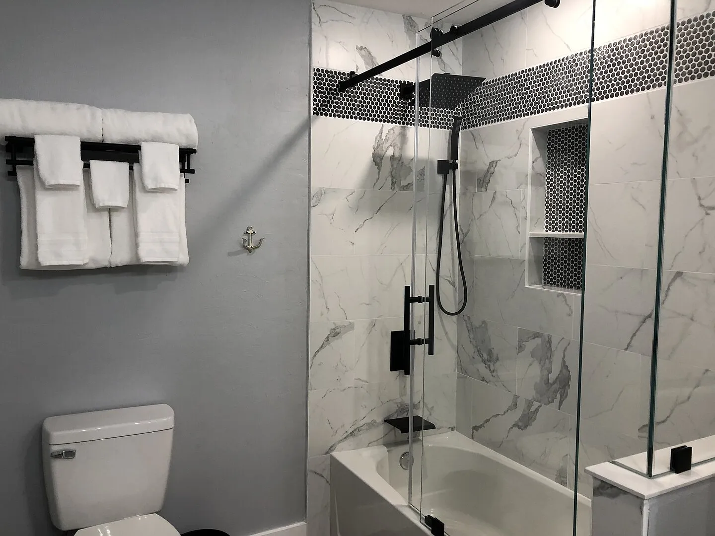 Coastal Contemporary Comfort — Photo 4
