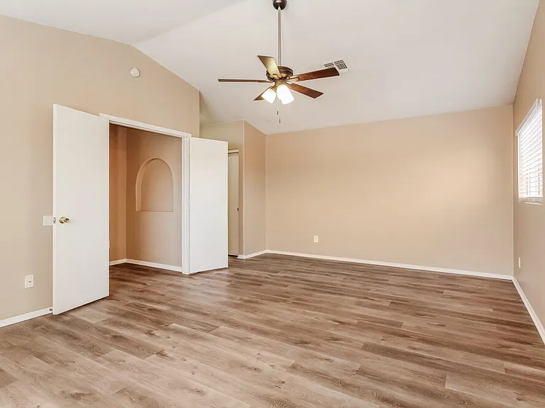 8015 W Laurel Ln — Photo 9