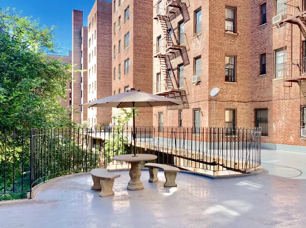 158-18 Riverside Drive West image 13 of 20