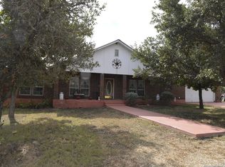 860 Tom Rd, Floresville, TX 78114