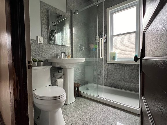 4th image of 626 E Burleigh St Floor 1