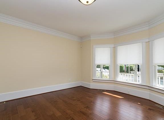Living room w/bay window, crown molding.