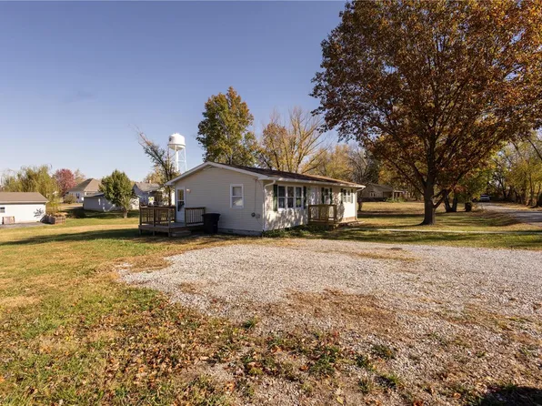 901 Ely St, Perry, MO 63462