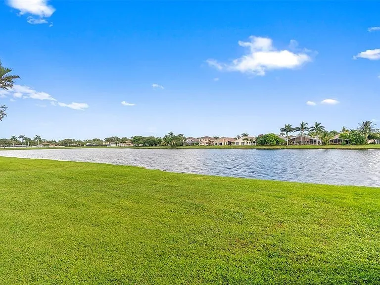 9505 Aegean Dr — Photo 32