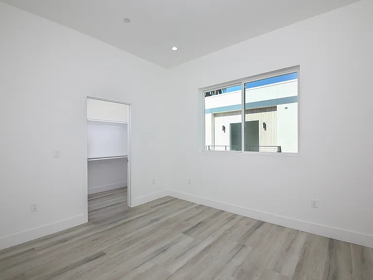 4550 W 18th St — Photo 8