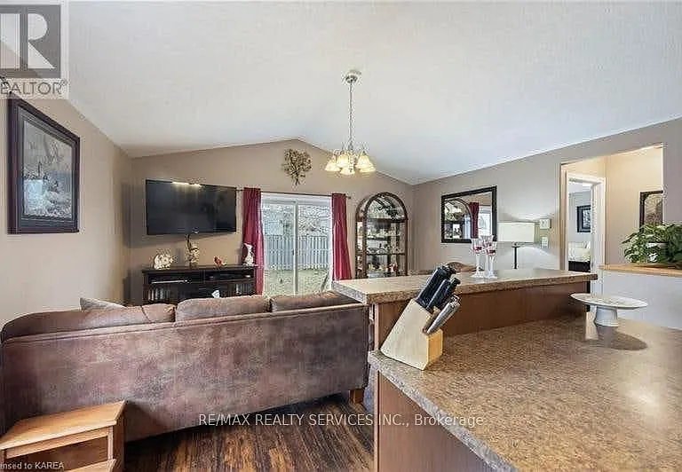 172 Macdougall Dr — Photo 13