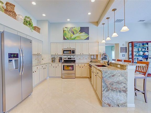 3rd image of 555 Lakehaven Cir