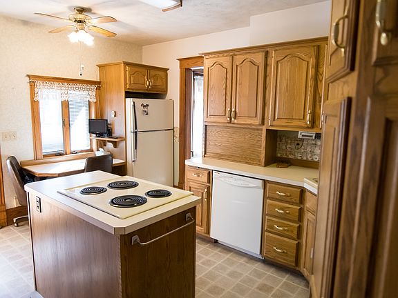 Kitchen island & nook.