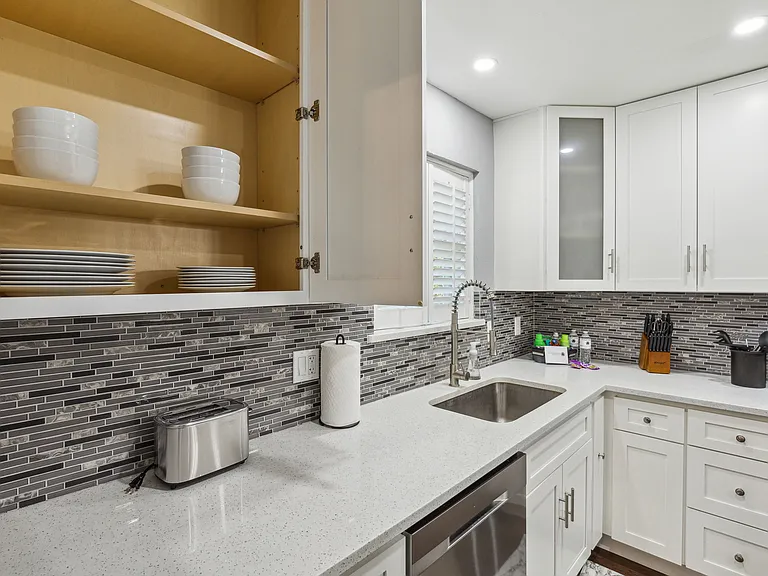 1819 Auburn Dr — Photo 10