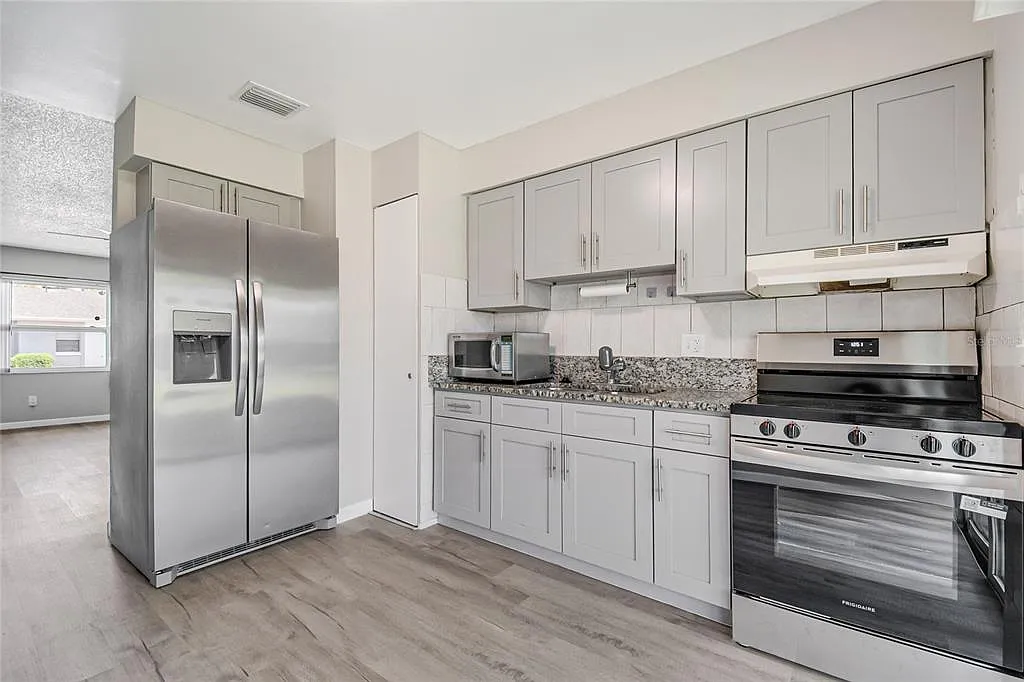 2 bed, 2.0 bath, 864 sqft, $1,800 — Photo 4