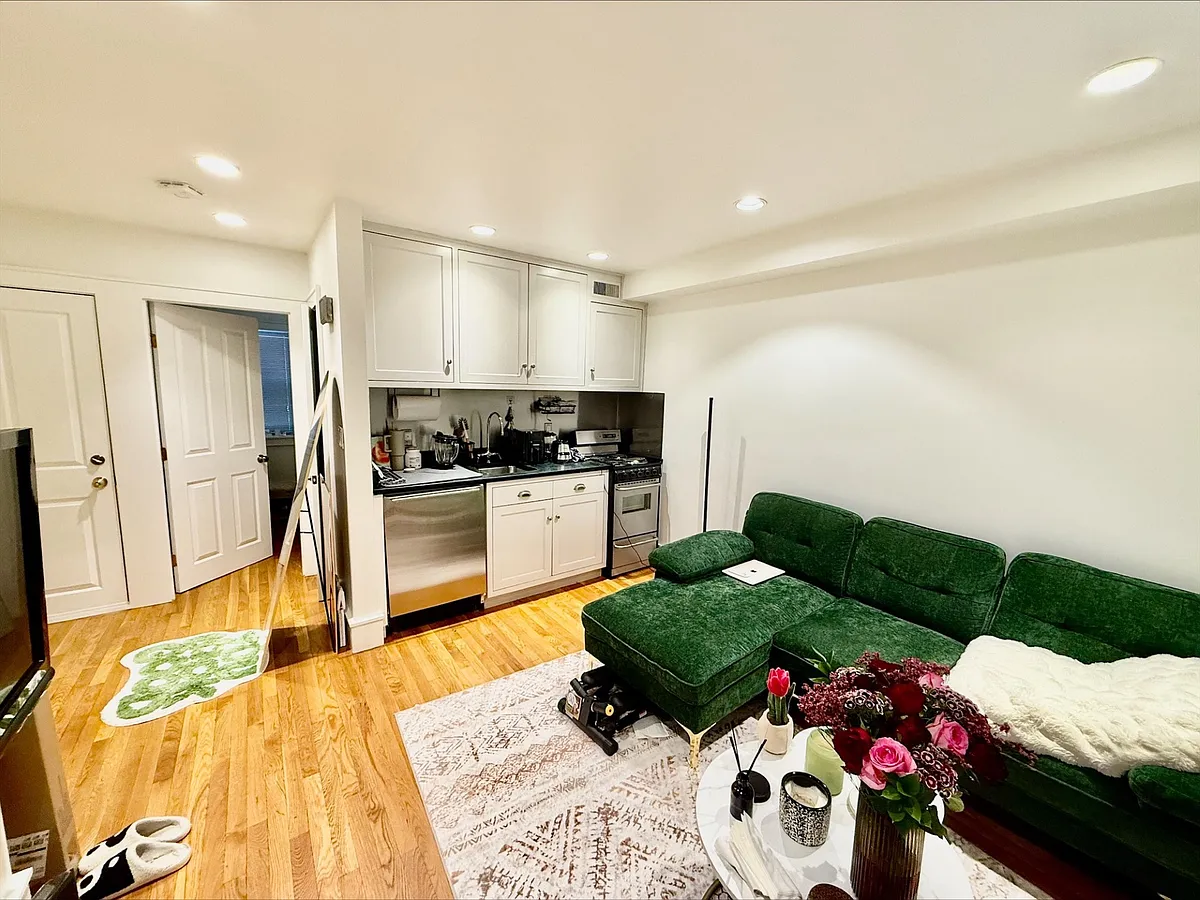 Building Photo - 11 Thacher Ct #1