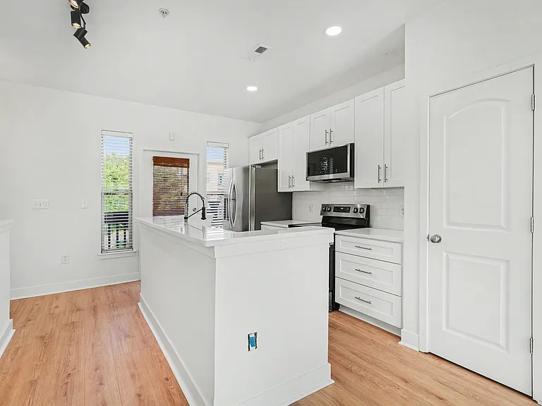 1032 Skyline View Way — Photo 6