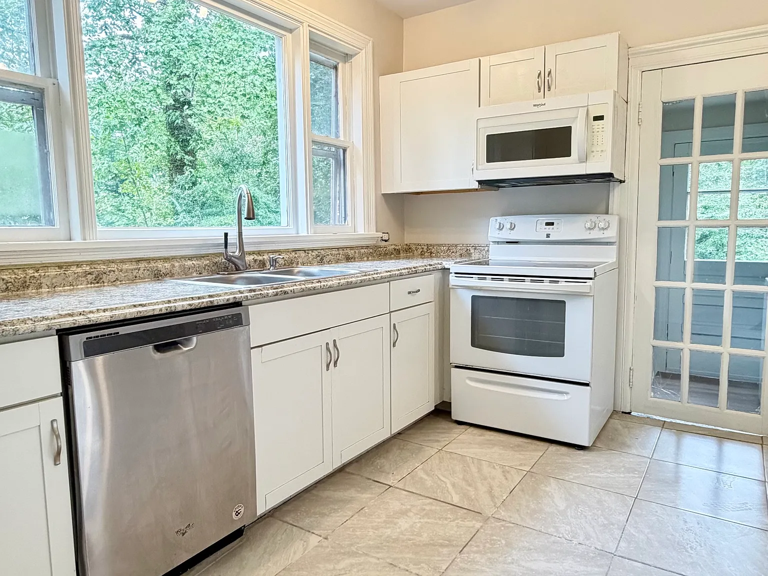 3 bed, 1200 sqft, $2,195 — Photo 3