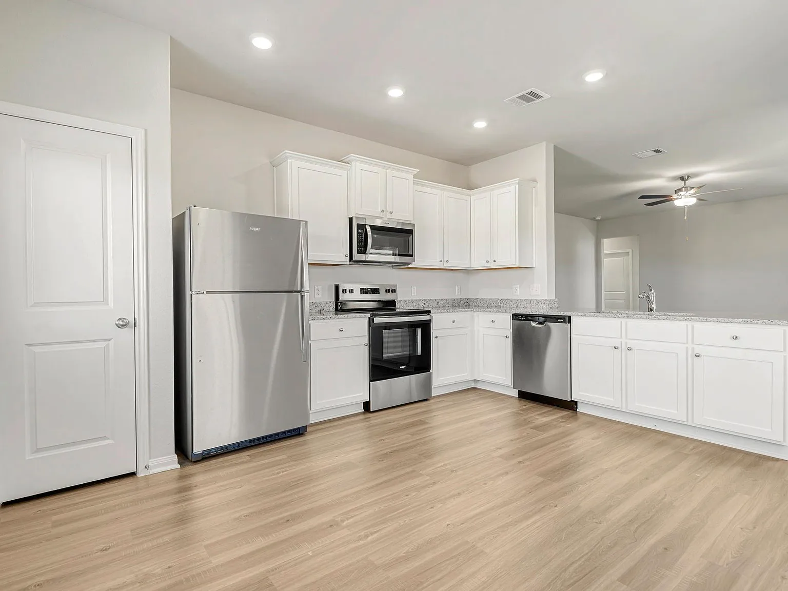 3 bed, 2.0 bath, 1260 sqft, $2,235 — Photo 2
