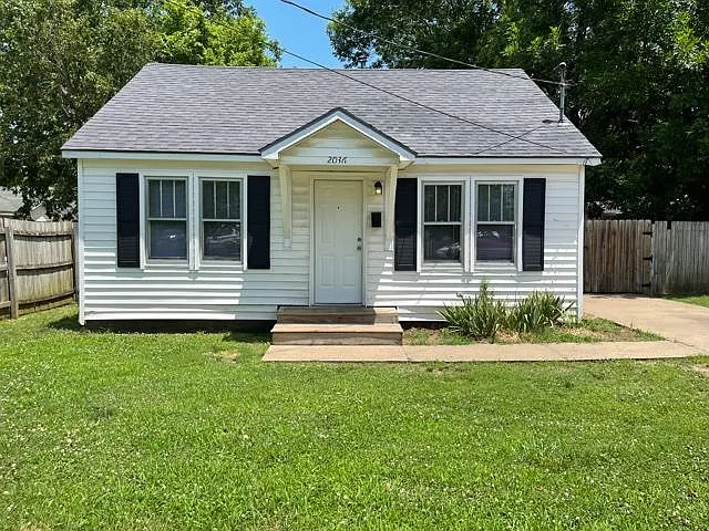 The fence shown in this photo has been removed and there is NO fenced in back yard.