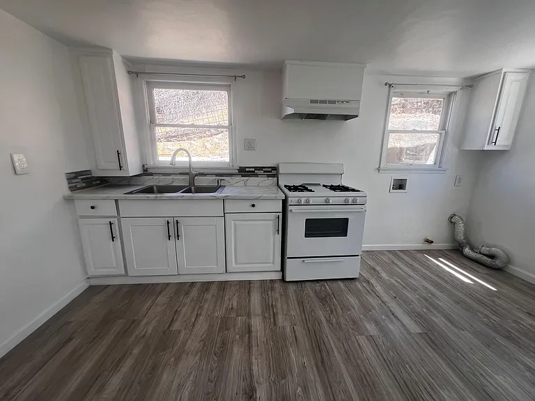 319 E St — Photo 10