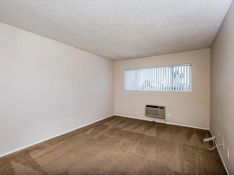 220 E Live Oak St — Photo 18