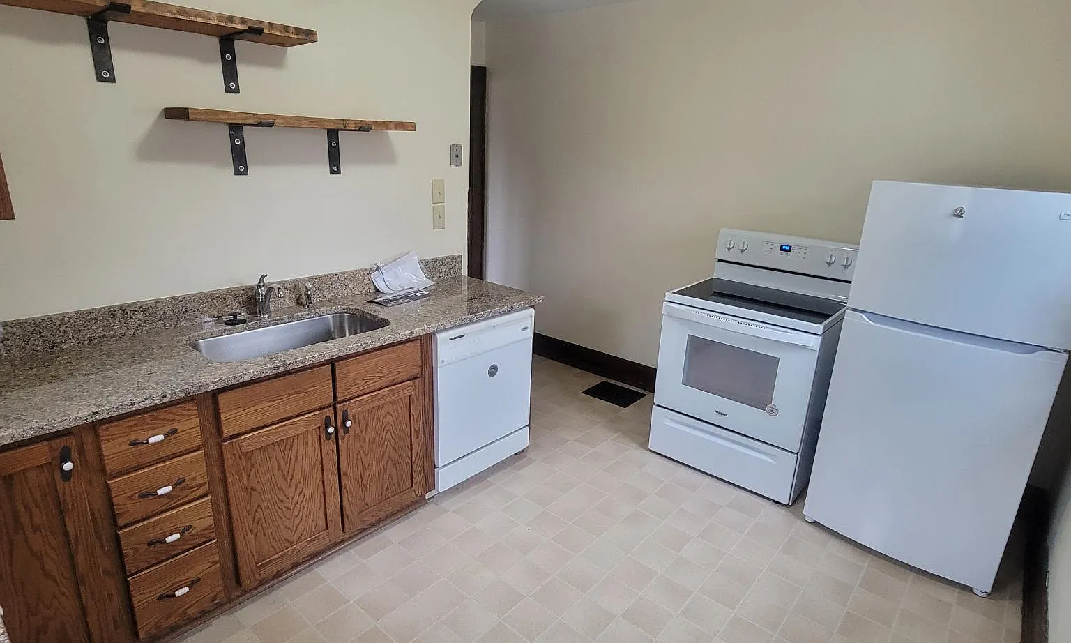 3 bed, 1170 sqft, $1,650 — Photo 2